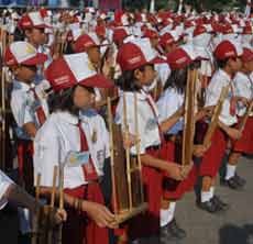 1.000 Siswa Main Angklung Peringati Hardiknas