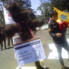 Peringati Hardiknas, Massa GMB Bakar Boneka SBY-Boediono