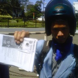 Pendidikan Mahal, Mahasiswa UPI Bagikan Uang