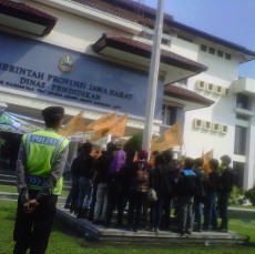 Massa PMII Nyaris Turunkan Bendera Indonesia di Disdik Jabar
