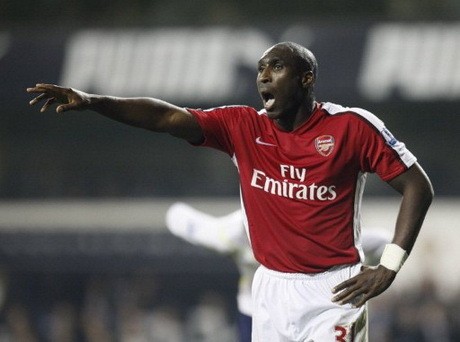 Sol Campbell Gantung Sepatu