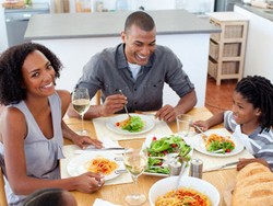 Orang Tua Sulit Terapkan Pola Makan Sehat Untuk Diri Sendiri