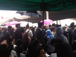 Mantan Menkes Dimakamkan di Bawah Terik Matahari