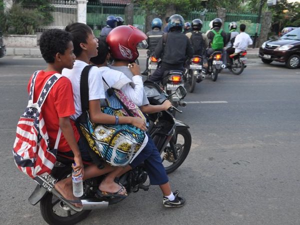 Lawan Arus dan Tidak Berhelm