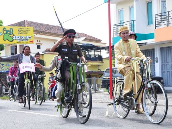 Calon Pengantin Bersepeda Ontel