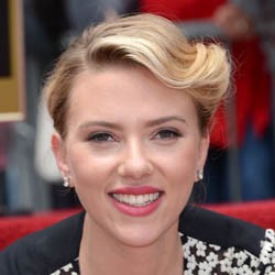 Scarlett Johansson Masuk Walk of Fame Hollywood