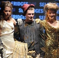 Pemain City Juga Piawai Beraksi di Atas Catwalk