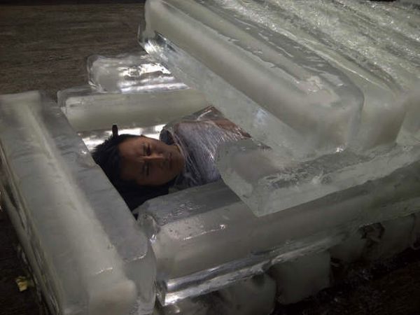 Saat Demian Pingsan di Peti Balok Es