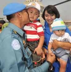 Tangis Bahagia Warnai Kedatangan Pasukan Perdamaian