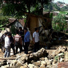 Benteng Timpa Rumah Bilik, Satu Tewas