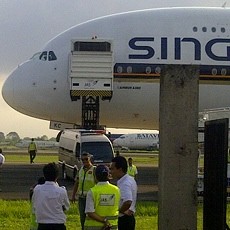 SQ A-380 Mendarat Mendadak di Cengkareng karena Ada Penumpang Sakit
