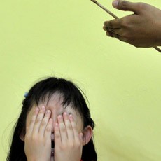 Keterlaluan! Ayah Sering Pukuli Anaknya dengan Kayu & Ikat Pinggang