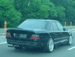 Mercy Tanpa Pelat Nomor Melenggang Bebas di Jalan Tol