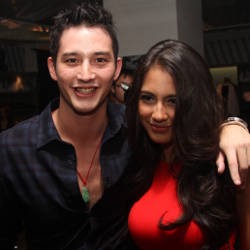 Ciee..Mike Lewis Mesra dengan Pevita Pearce