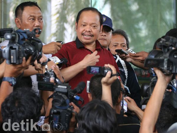 Bhatoegana Jenguk Si Cantik Angie