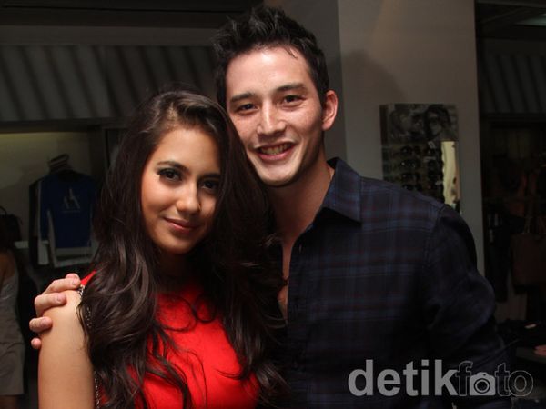 Ciee..Mike Lewis Mesra dengan Pevita Pearce