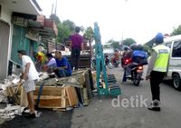 Truk Angkut Kaca Rp 40 Juta Terguling