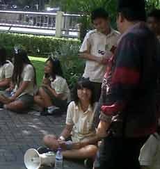 Pelajar SMP Ingatkan Anggota Dewan Hemat Energi