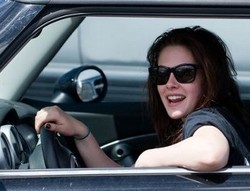 Kristen Stewart Senang di Dalam Mobil