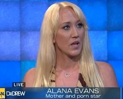 Meski Diprotes, Bintang Porno Ini Berjuang Jadi Ibu yang Baik