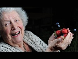 Strawberry dan Blueberry Bisa Tunda Penuaan Otak