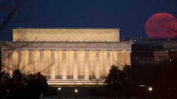 Puncak Supermoon di Jakarta Minggu Pukul 10.35 WIB