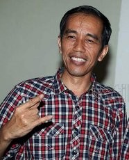 Kunjungi Pinggir Kali Krukut, Jokowi Makan Gorengan & Berperahu