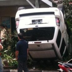 Tabrak Penjual Bakpau di Seberang TMP Kalibata, Ford Escape Terbalik