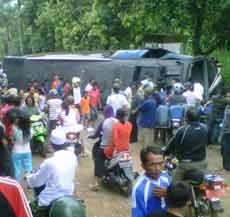 Bus Pariwisata Terguling di Nongkojajar, Lima Orang Tewas