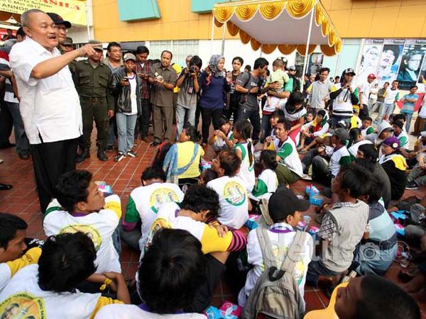 Jreng...Alex-Nono Temui Pengamen Jalanan