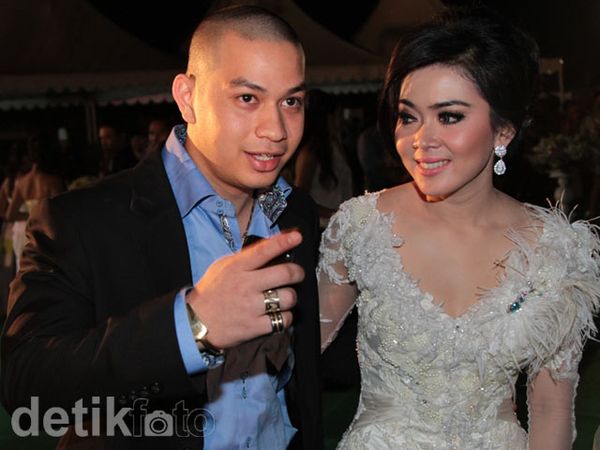 Syahrini Mesra Bareng Kekasih