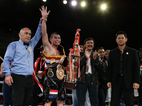 Chris John Pertahankan Gelar  Chris John Pertahankan Gelar