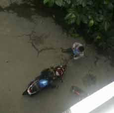 Tabrak Pembatas Jembatan, Biker Jatuh Dari Ketinggian 10 Meter