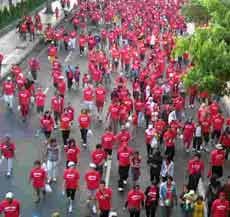 8 Ribu Warga Tiga Kota Banjiri Jalan Sehat di Surabaya