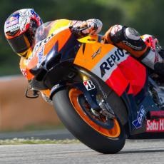 Stoner Akhirnya Juara di Estoril