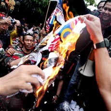 Demo Kedubes Malaysia, Laskar Merah Putih Bakar Replika Bendera Malaysia