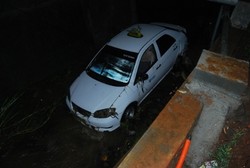 Taksi Nyemplung ke Sungai, Sopir Selamat