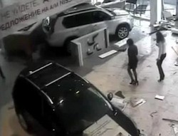 Kesal Menunggu, Konsumen Hancurkan Showroom Nissan