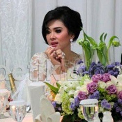 Yuk! Intip Syahrini Makan Malam Mesra Bareng Bubu