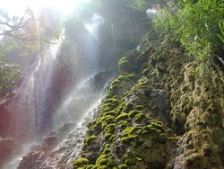 Terpesona Indahnya Air Terjun di Atas Goa Tetes Lumajang