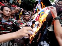 Bendera Malaysia Dibakar, Merah-Putih Berkibar