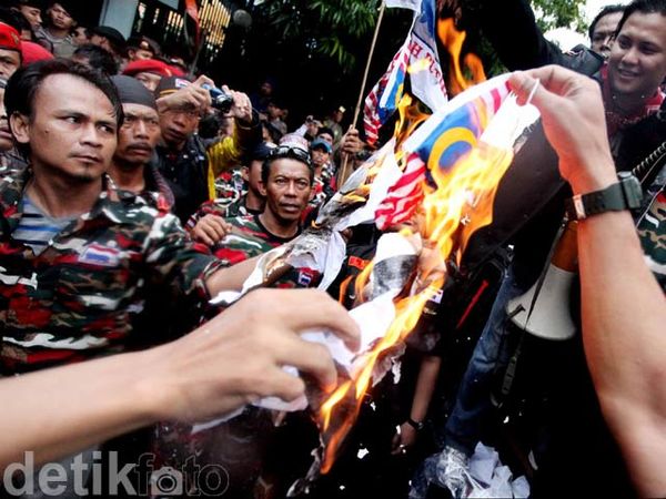 Bendera Malaysia Dibakar, Merah-Putih Berkibar