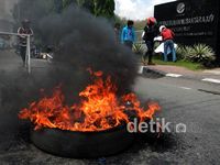 Aksi Bakar Ban di PTPN XIV Makassar
