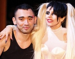 Penata Gaya Lady Gaga Buat Baju yang Bisa Isi Ulang Baterai Ponsel