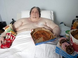 Pria Tergemuk di Dunia Konsumsi 20 Ribu Kalori Per Hari