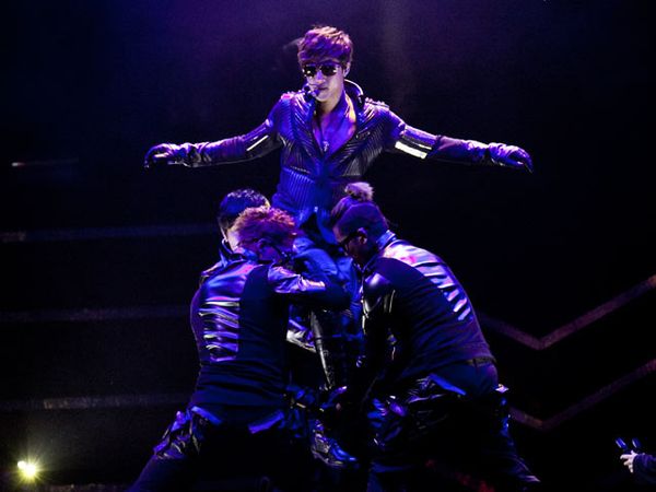 Aksi Kim Hyun Joong di Singapura