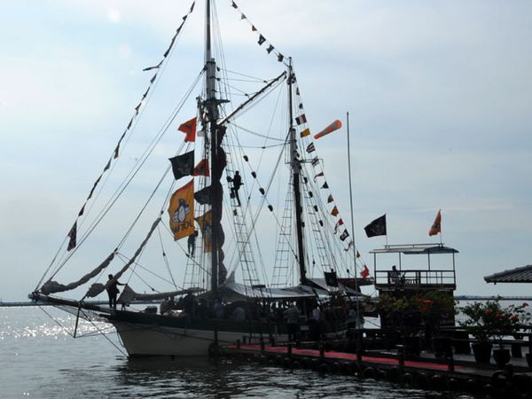 Kapal Layar Norwegia VEGA Merapat di Jakarta