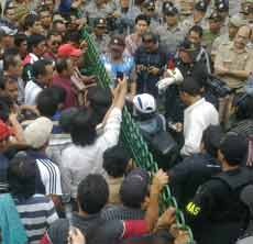 Awak Bus AKAP Usir Pejabat Pemkot Surabaya Tolak TOW