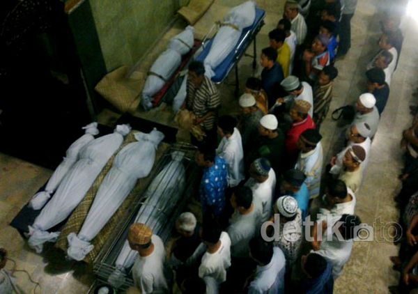 Bus Pariwisata Terguling, 7 Orang Tewas