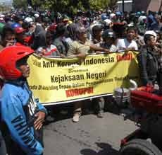 Tuntut Penuntasan Korupsi P2SEM, Ribuan Warga Labrak Kejaksaan